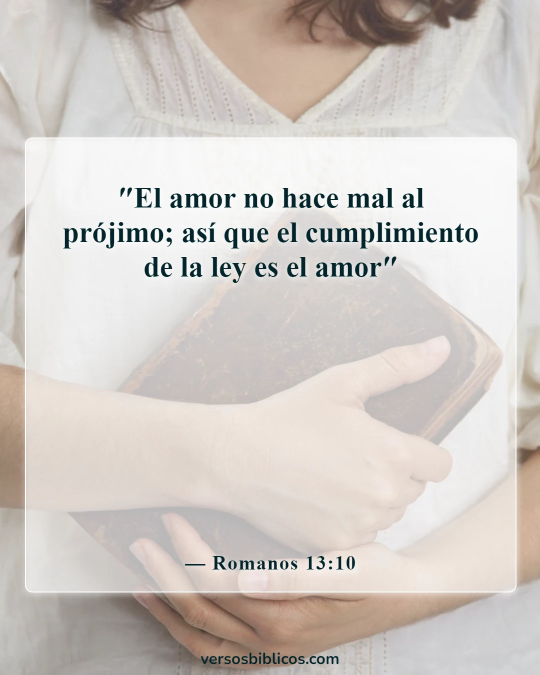 Versículos de la Biblia sobre aceptar a los demás (Romanos 13:10)